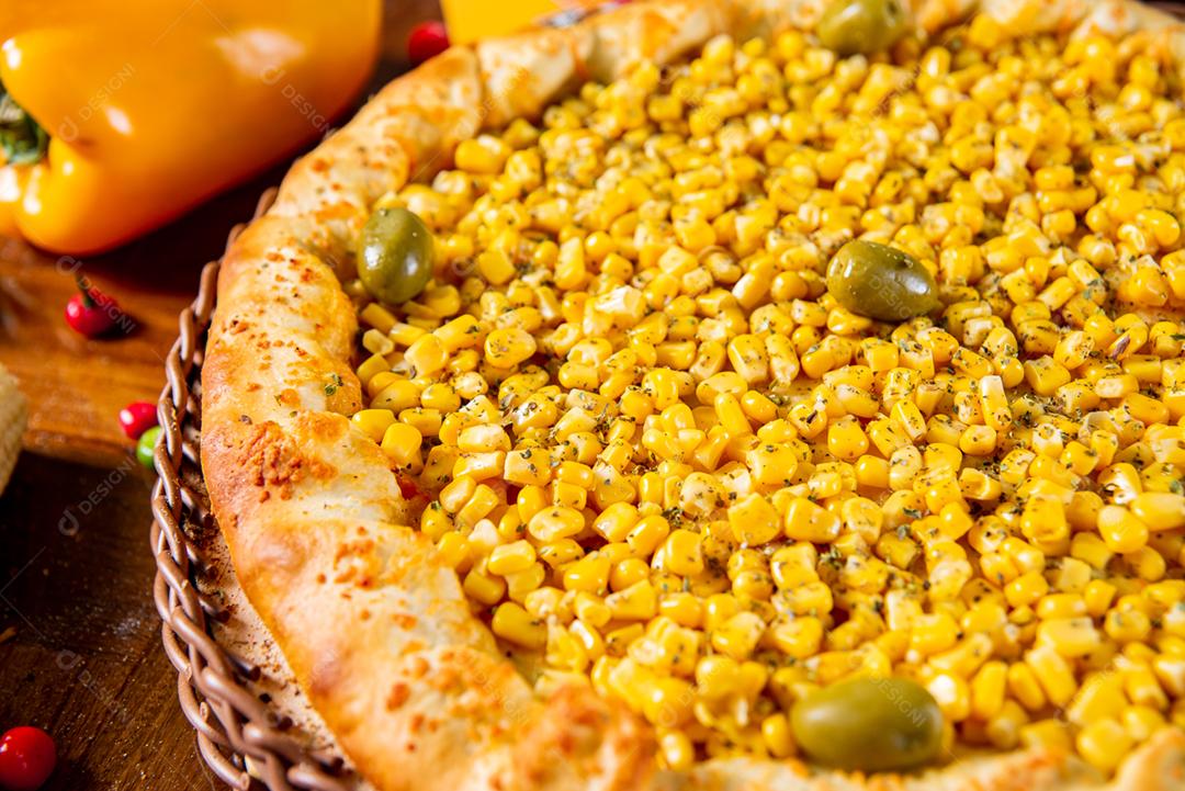 Comida pizza pimentas ao fundo