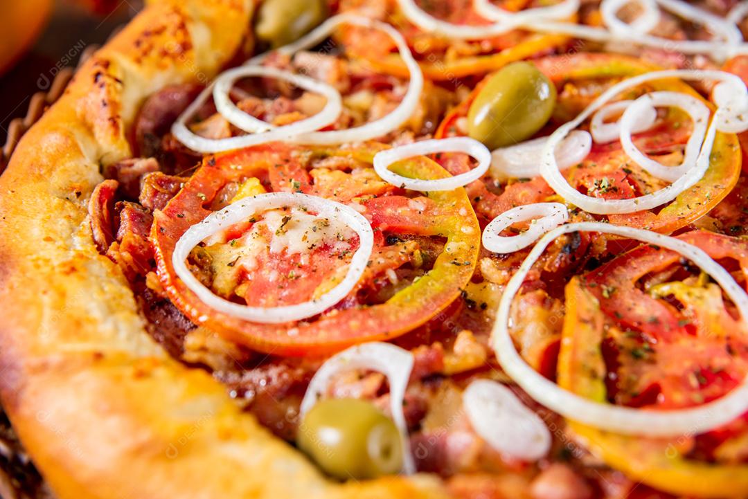 Comida pizza pimentas ao fundo