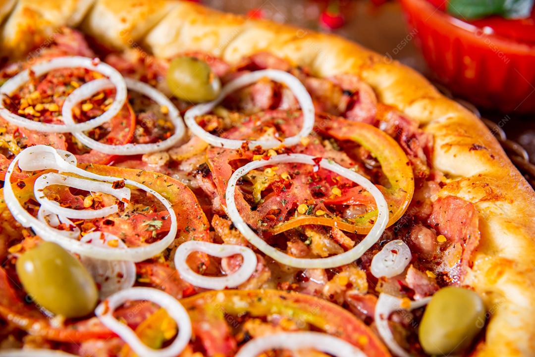 Comida pizza pimentas ao fundo