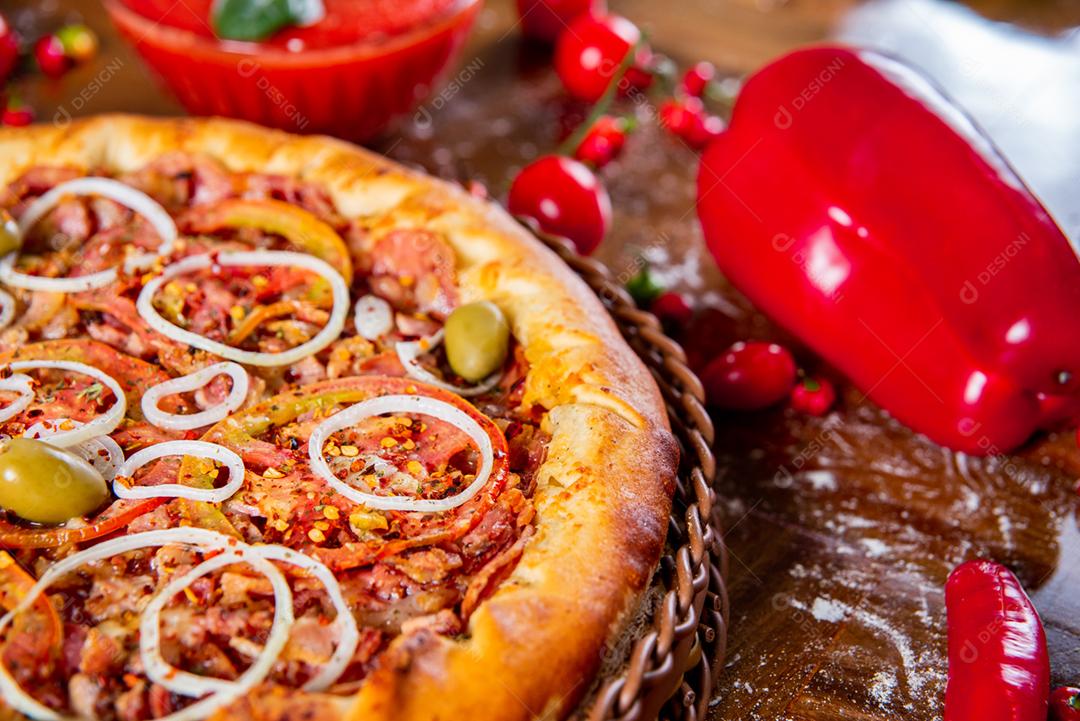 Comida pizza pimentas ao fundo