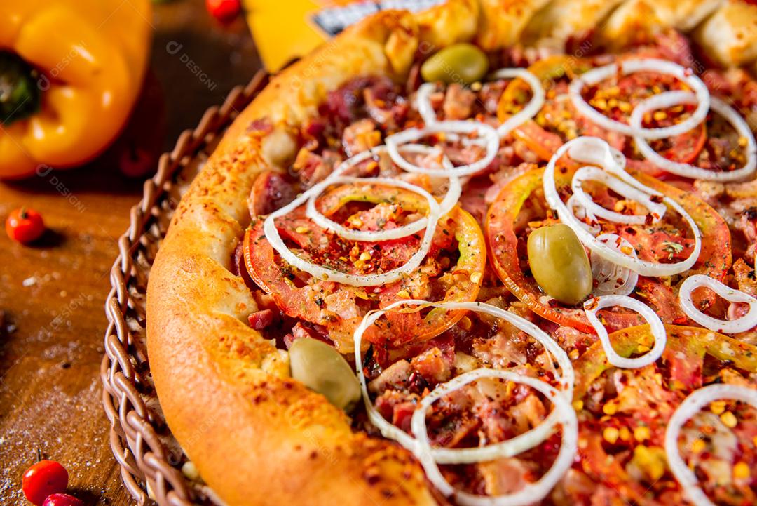 Comida pizza pimentas ao fundo