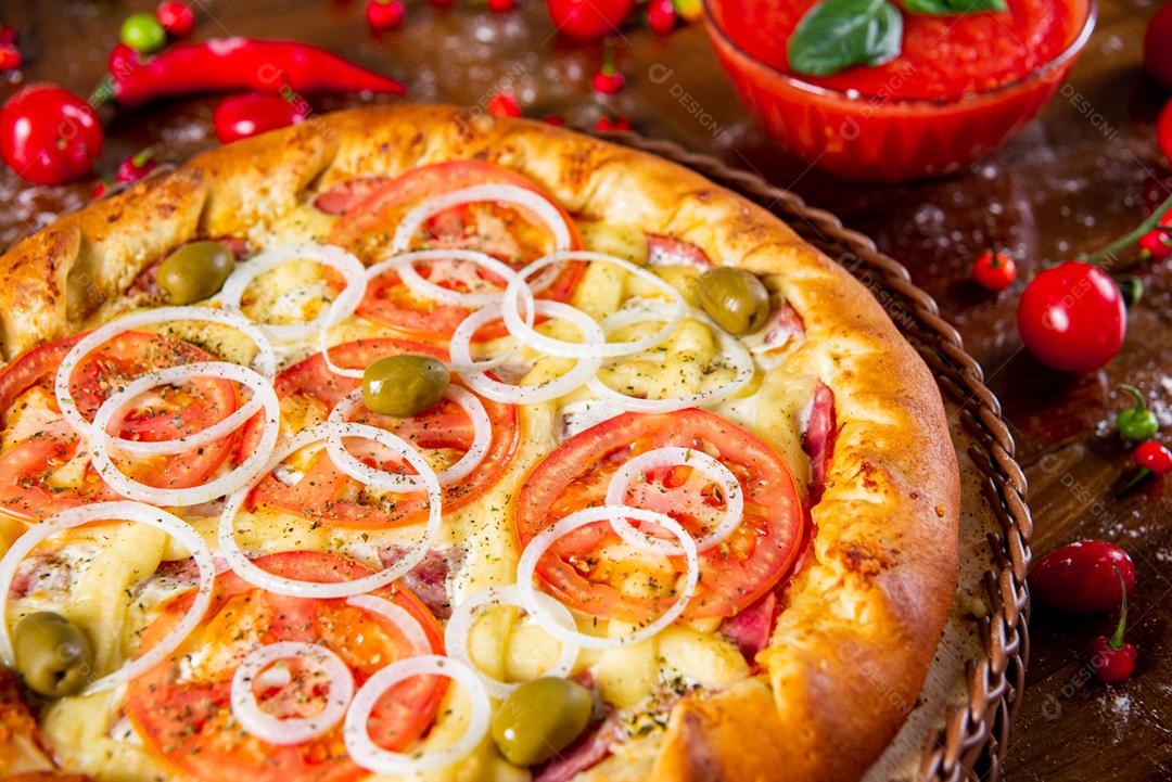 Comida pizza pimentas ao fundo