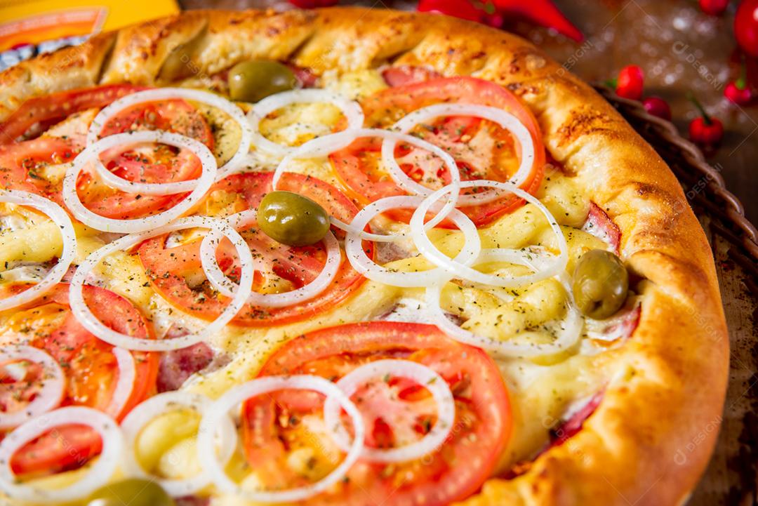 Comida pizza pimentas ao fundo