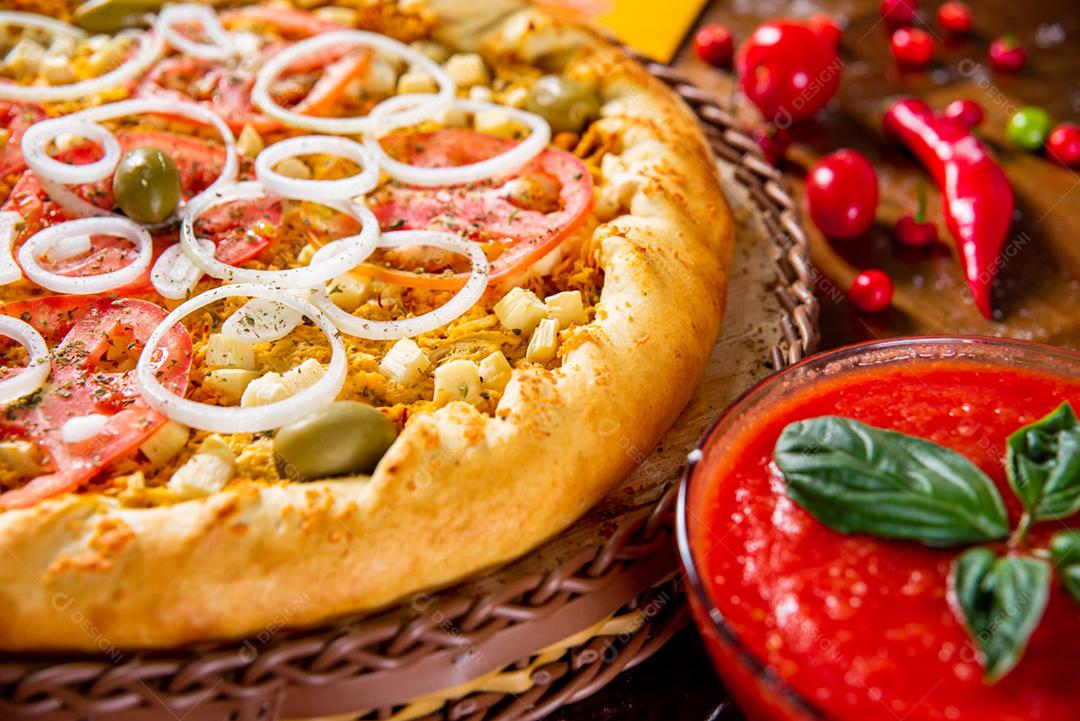 Comida pizza pimentas ao fundo