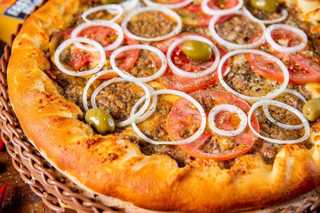 Comida pizza pimentas ao fundo