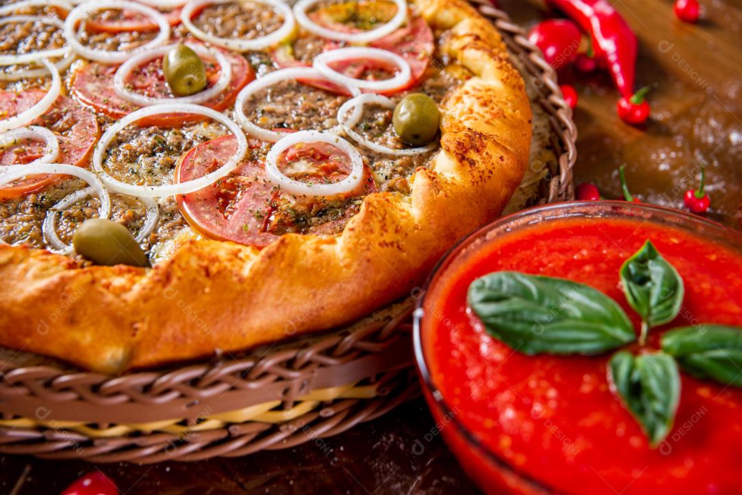 Comida pizza pimentas ao fundo