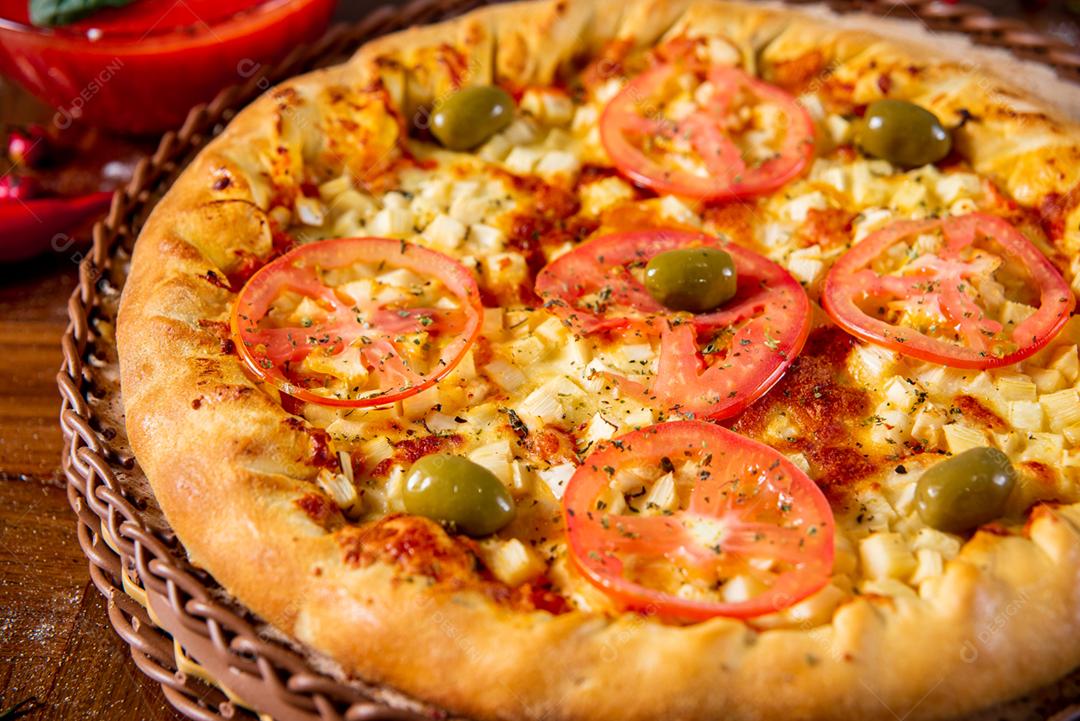 Comida pizza broto pimentas ao fundo