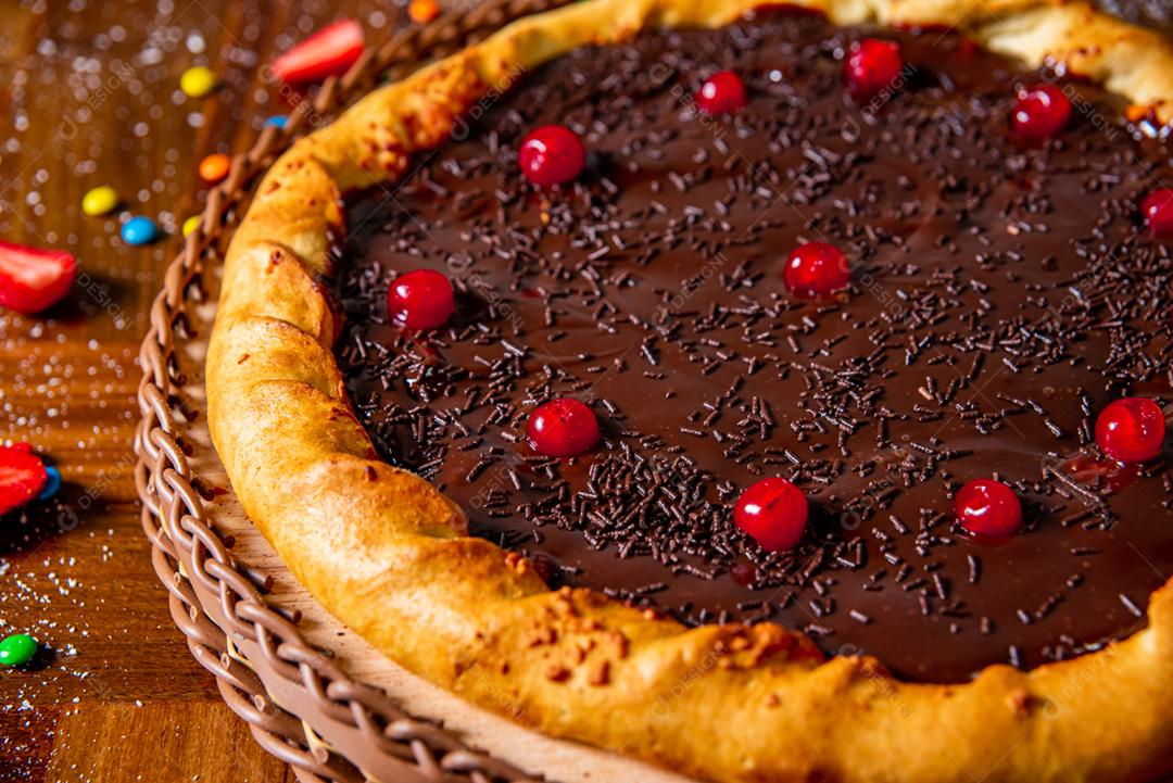 Comida pizza de chocolate com doces coloridos sobre o fundo