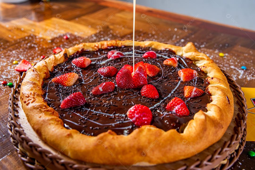 Comida pizza de chocolate com doces coloridos sobre o fundo