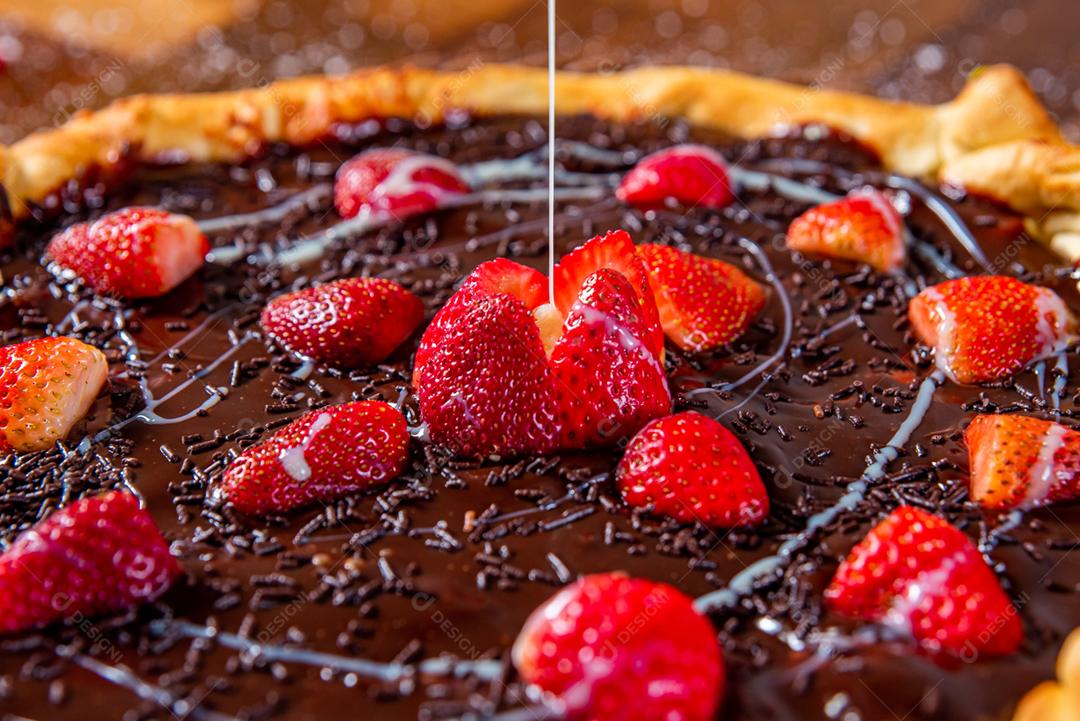 Comida pizza de chocolate com doces coloridos sobre o fundo