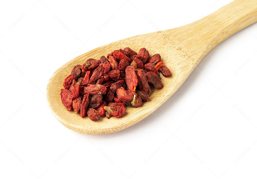 Goji berry em uma colher isolada sobre fundo branco