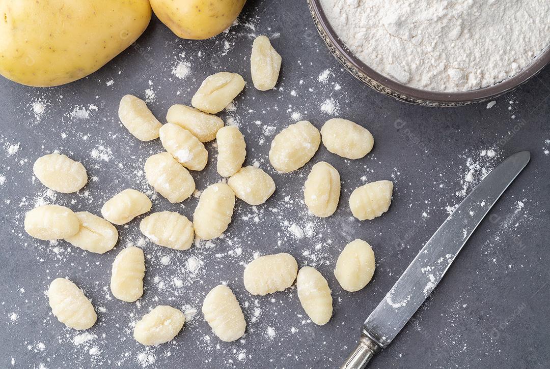 Nhoque de macarrão italiano cru sobre fundo de pedra