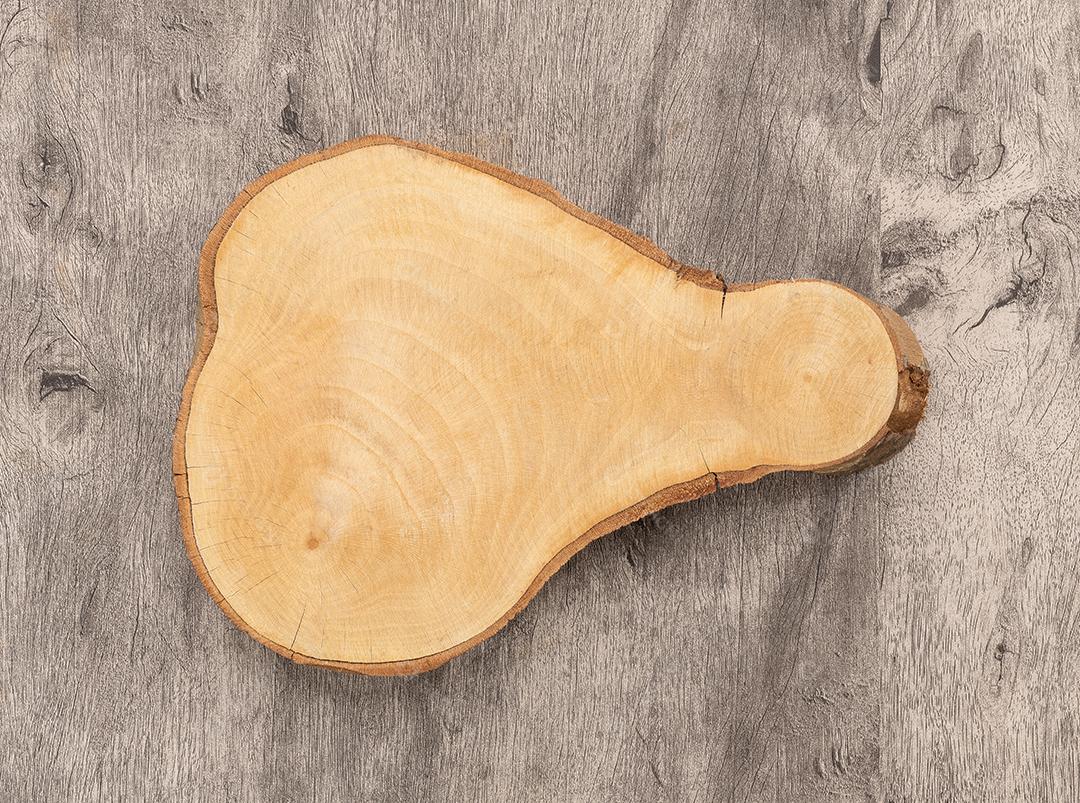 Tábua de madeira rústica vazia com sobre mesa de madeira