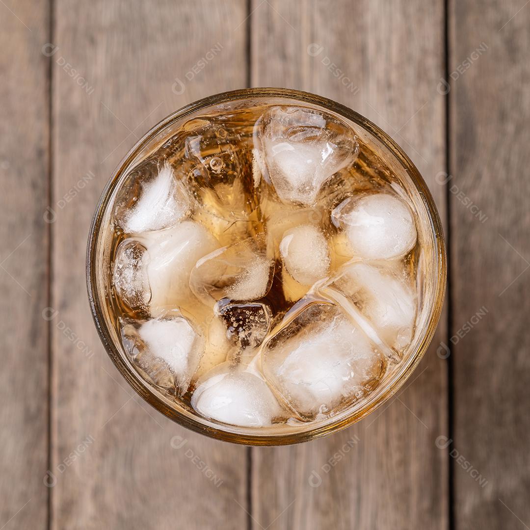 Refrigerante de guaraná, refrigerante típico brasileiro em uma xícara com gelo