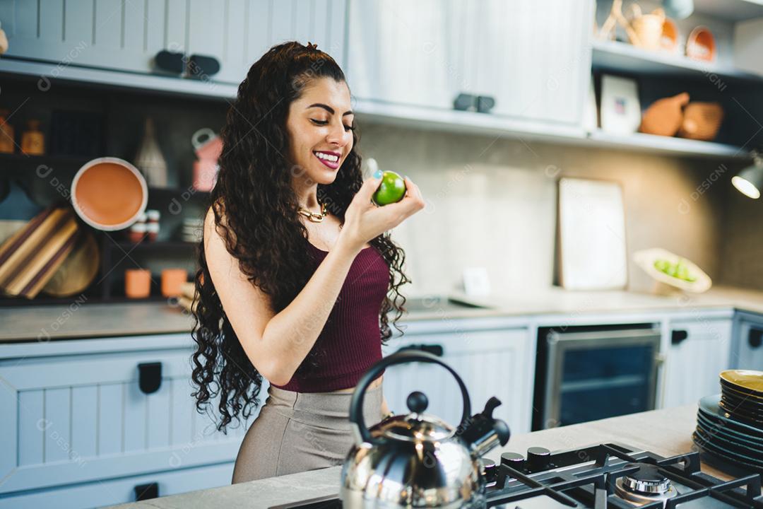 Mulher latina na cozinha de sua casa