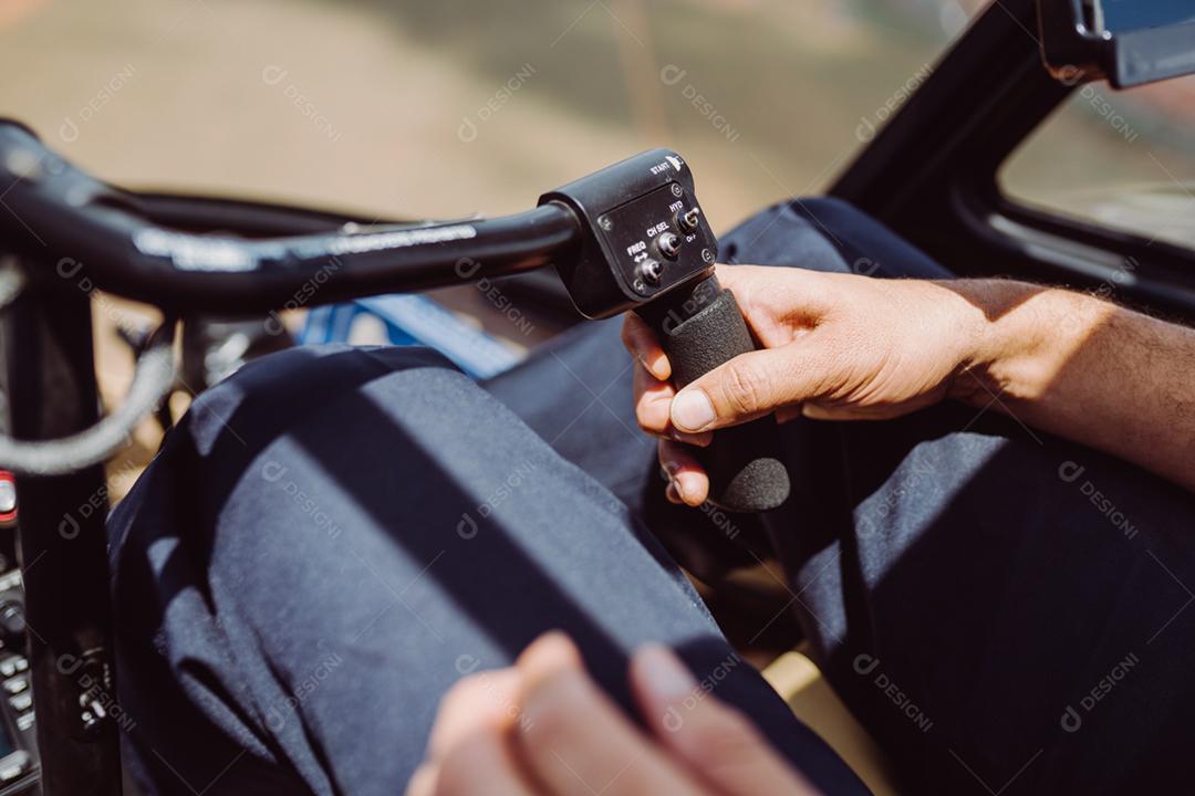 Piloto pilotando Helicóptero