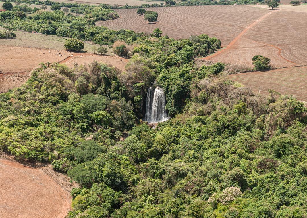 Vista aerea paisagem cachoeira sobre floresta