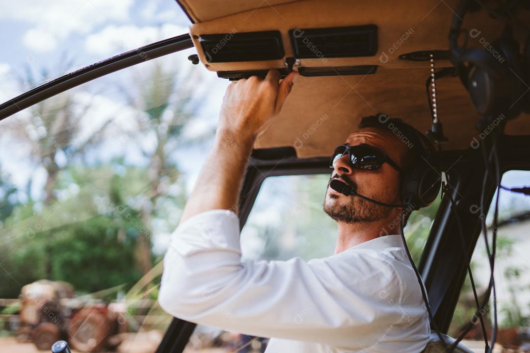 Mecânico arrumando Helicóptero