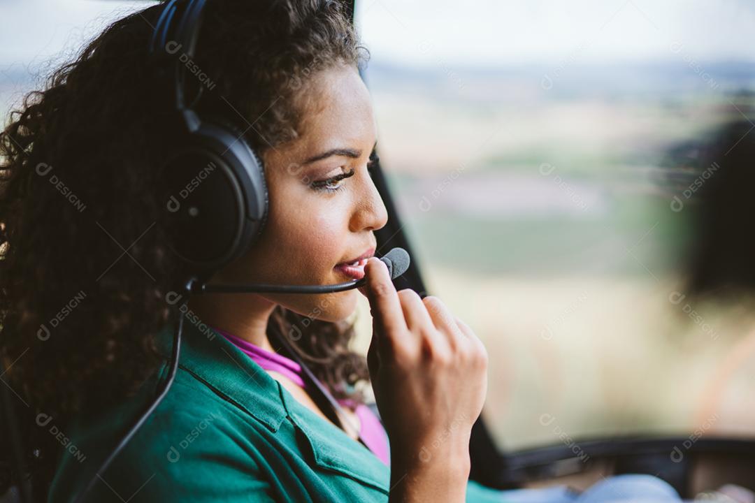 Bem sucedida inteligente elegante jovem Latina no helicóptero. conceito de estilo de vida de luxo