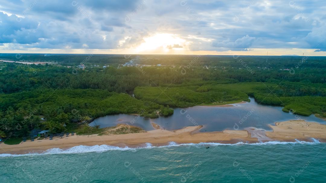 Calmante fundo azul marinho natural de verão. Mar e céu com nuvens brancas. conceito de férias de verão