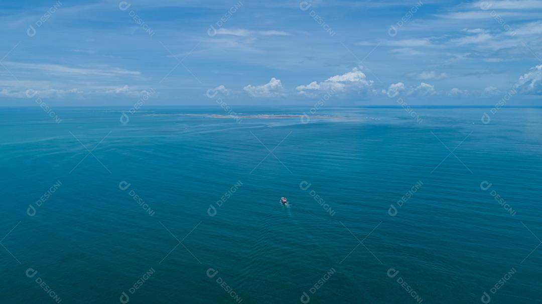 Calmante fundo azul marinho natural de verão. Mar e céu com nuvens brancas. conceito de férias de verão