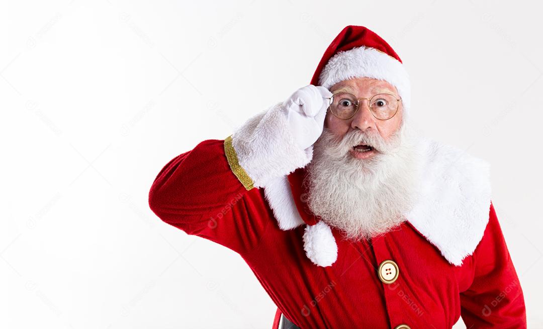 Papai Noel em óculos está surpreso com a câmera no fundo branco