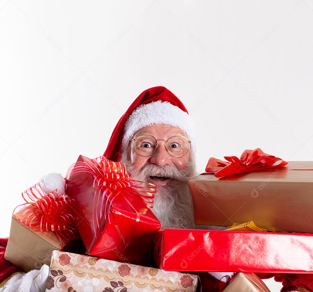 Papai Noel oferecendo presentes para a câmera. Recebendo presentes de Natal. Festas de ano novo.
