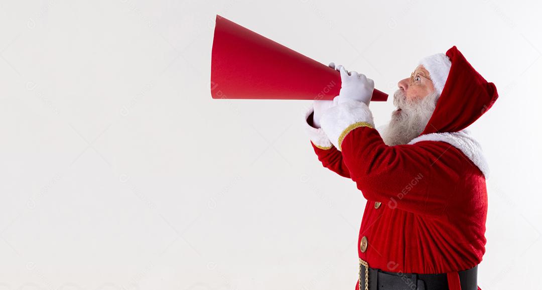 Papai Noel gritando usando megafone sobre fundo branco.