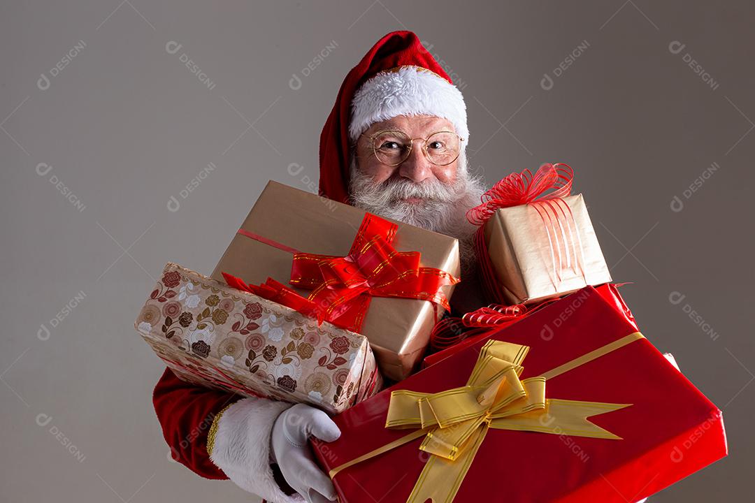 Papai Noel oferecendo um presente para a câmera. Recebendo o Natal