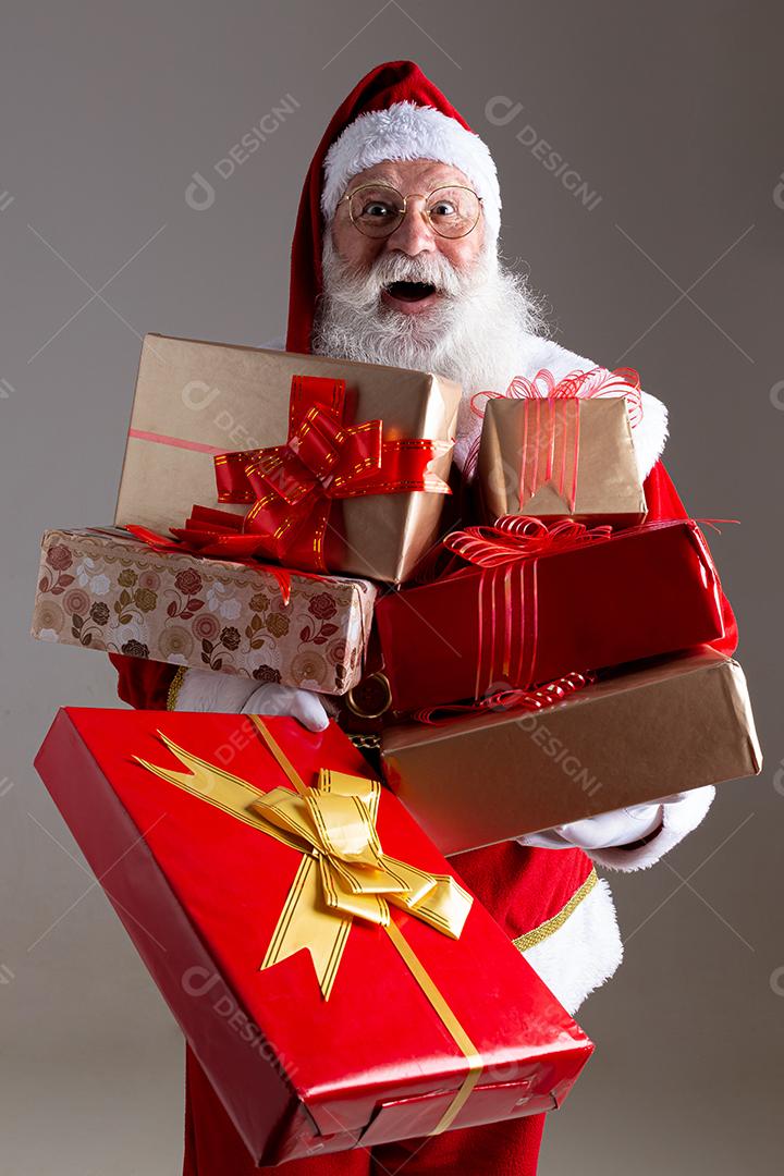 Papai Noel oferecendo um presente para a câmera. Recebendo o Natal