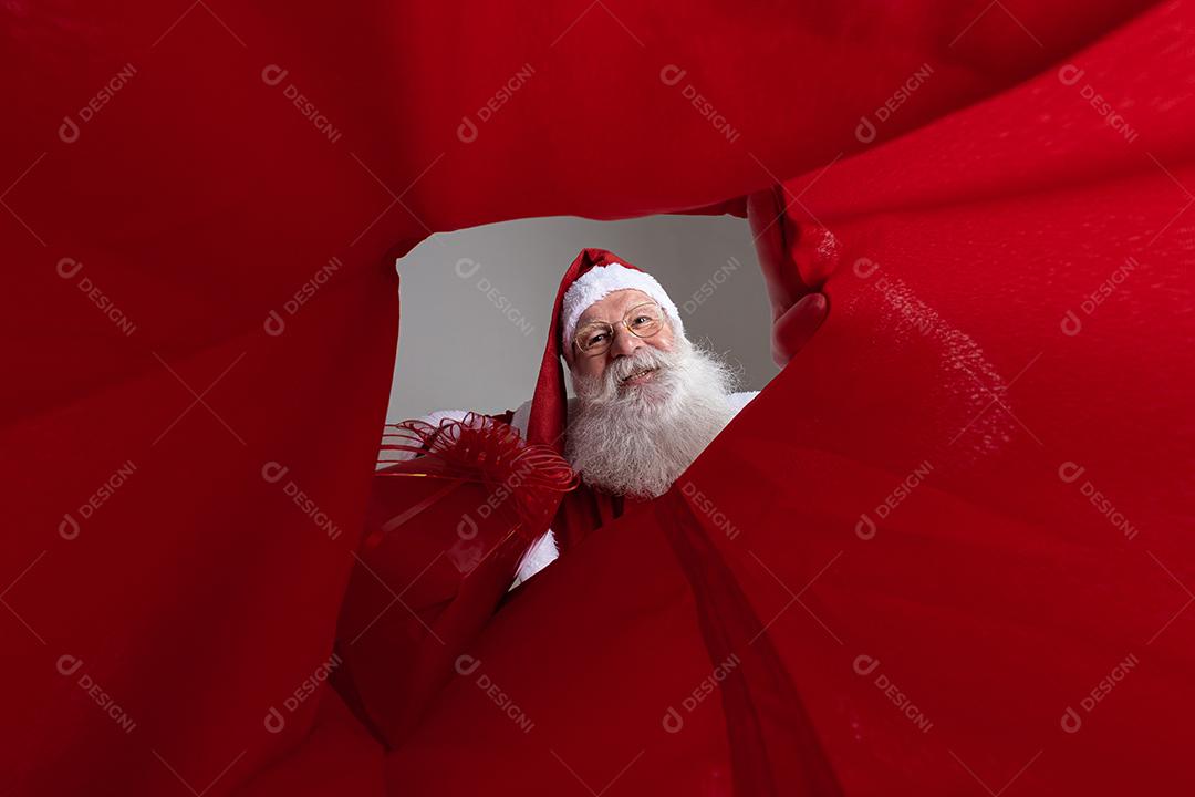 Imagem de dentro do saco, Papai Noel colocando presentes