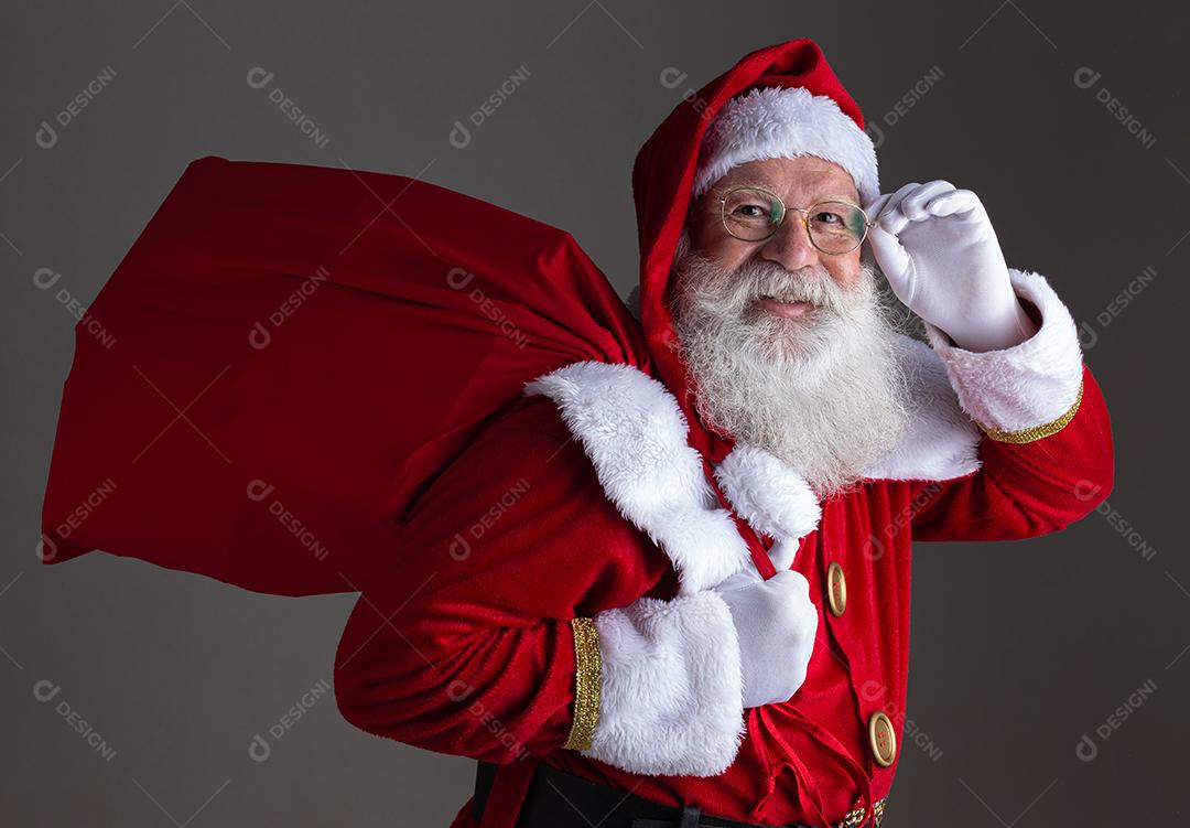 Papai Noel em óculos está olhando para a câmera e sorrindo