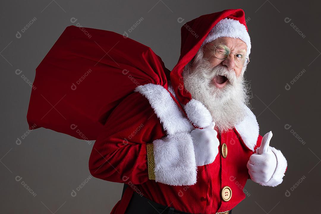 Papai Noel em óculos está olhando para a câmera e sorrindo