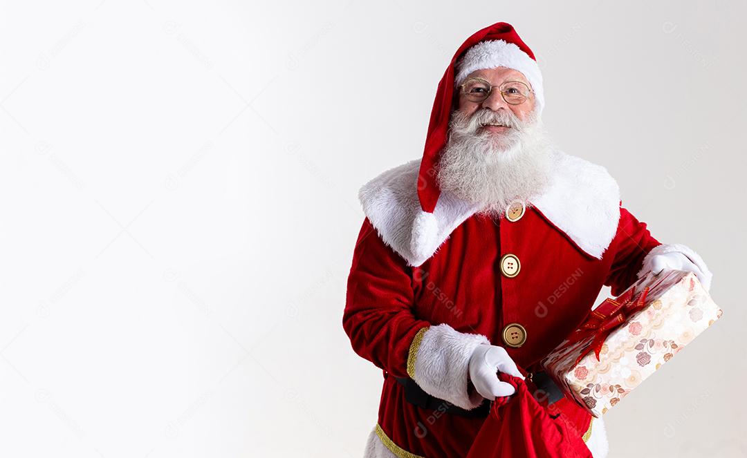 Papai Noel oferecendo um presente para a câmera. Recebendo o Natal