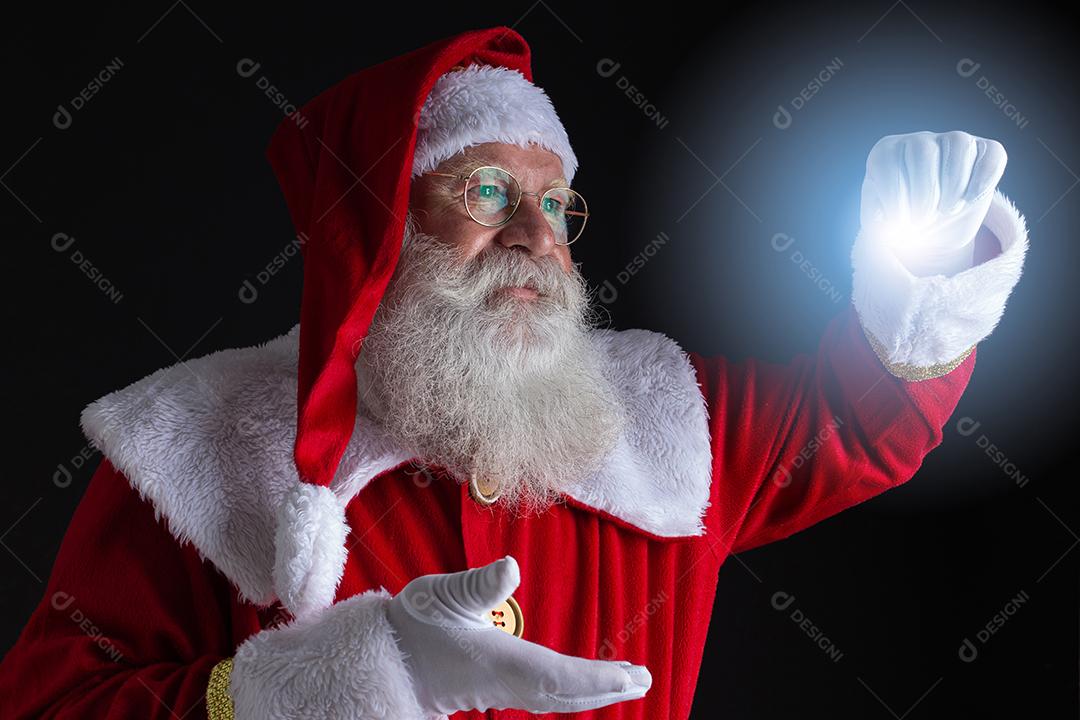 Tradições natalinas. Papai Noel com uma luz.