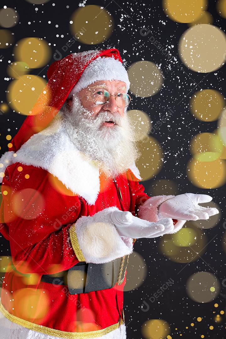 Tradições da época de Natal. Papai Noel durante as neves