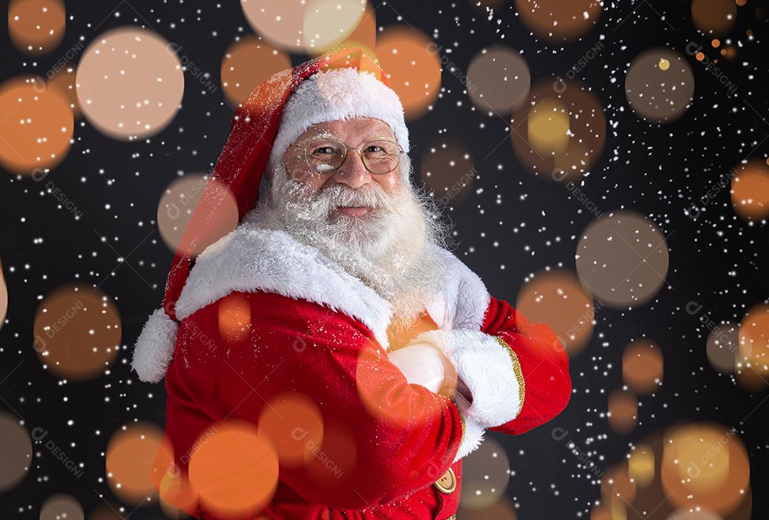 Tradições da época de Natal. Papai Noel durante as neves