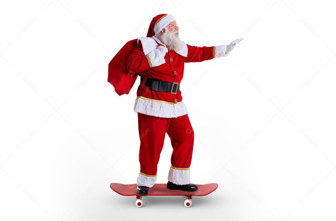 Papai Noel andando de skate ou longboard e segurando uma bolsa