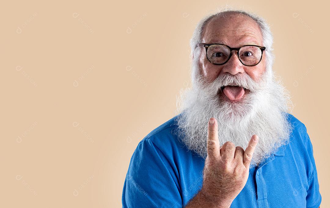 Velho com uma longa barba em um fundo pastel.