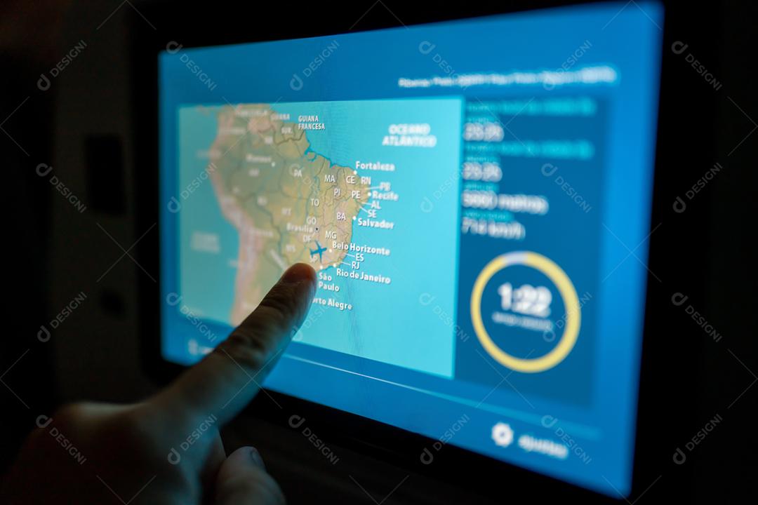 tela sensível ao toque, close-up de um homem apontando o dedo para o monitor de tela LCD atrás do banco do passageiro no avião