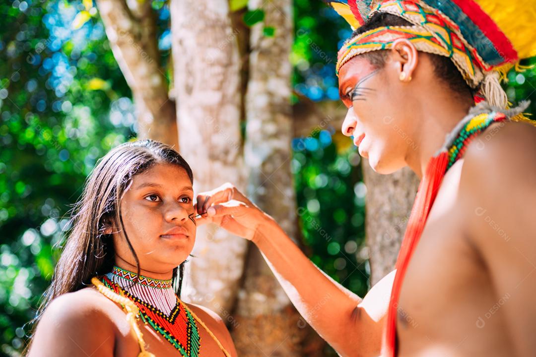 Retrato de jovem etnia indígena Pataxó fazendo pintura de rosto