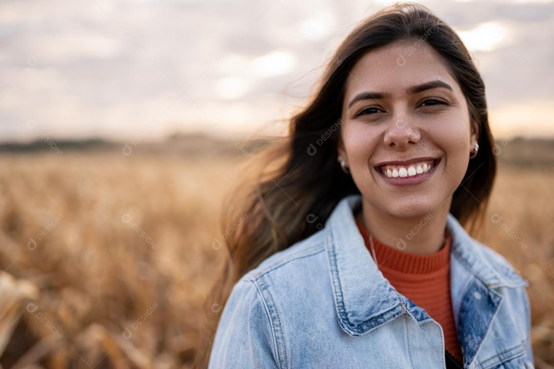 Retrato ao ar livre bela jovem Latina. Conceito de moda. Plantação de fazenda.