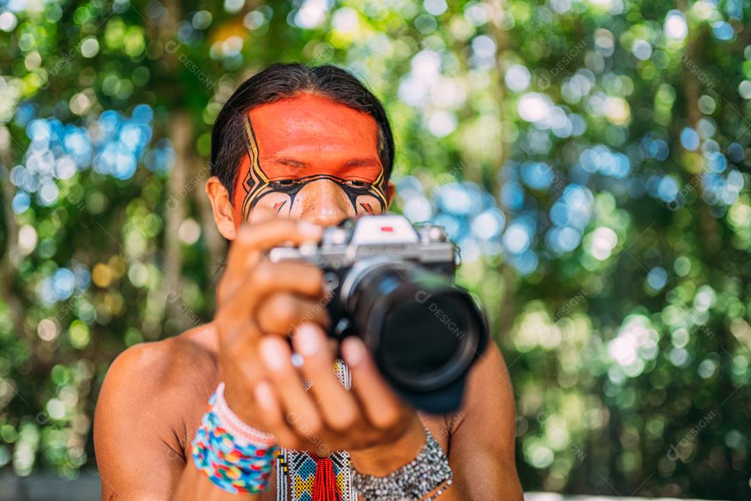 Índio Pataxó do sul da Bahia segurando uma câmera