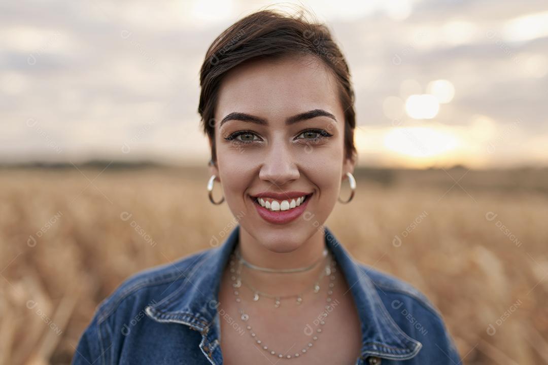 Linda jovem latina de cabelo curto, mulher ao ar livre retrato. Fashion