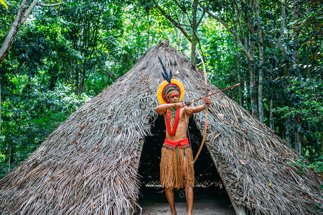 Índio da tribo Pataxó usando um arco e flecha. Brasileiro