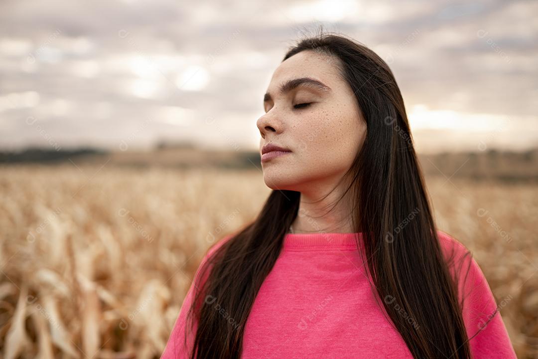 Linda jovem latina ao ar livre retrato. Conceito de moda.