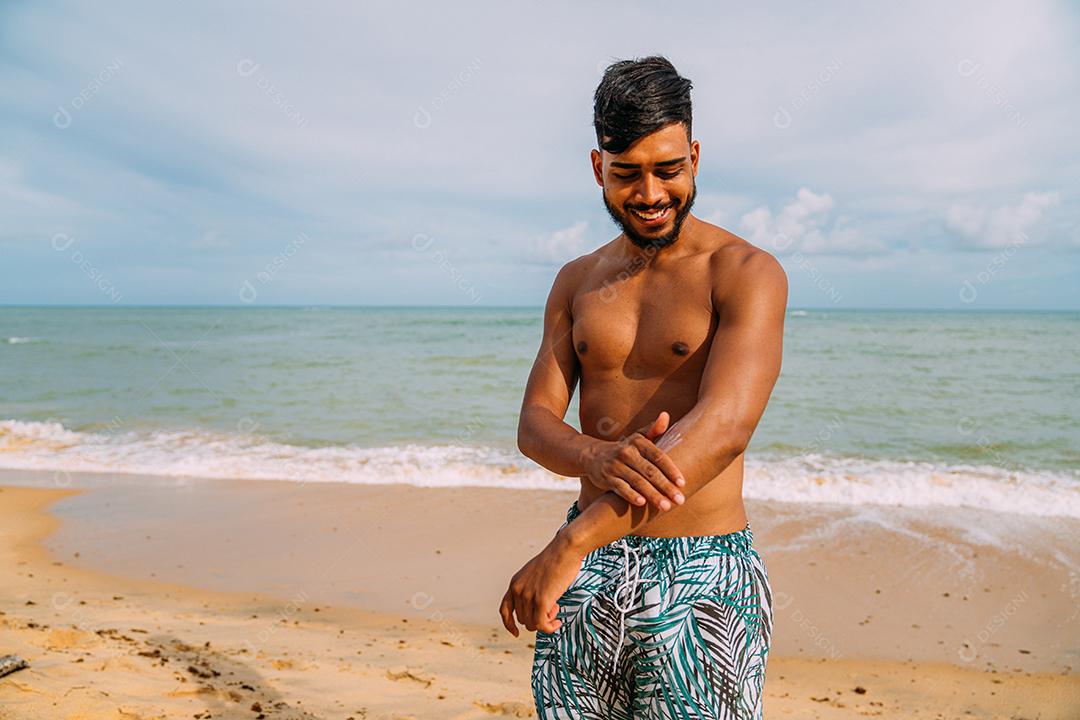 feliz jovem latino-americano na praia. Modelo brasileiro