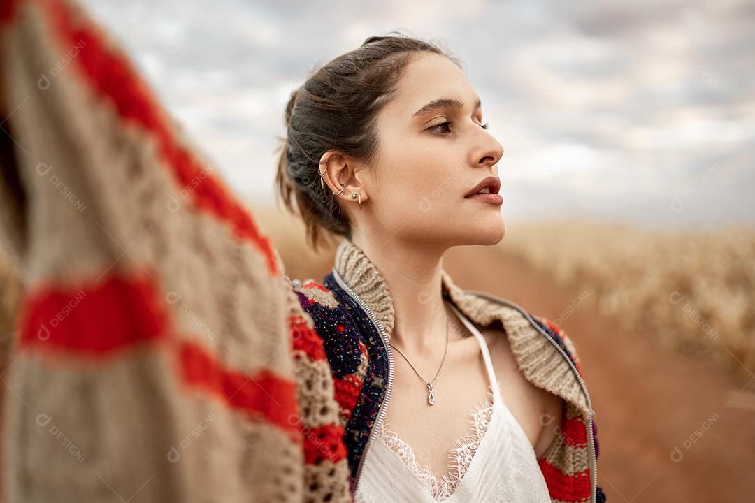 Linda jovem loira latina ao ar livre retrato. Golpe de moda