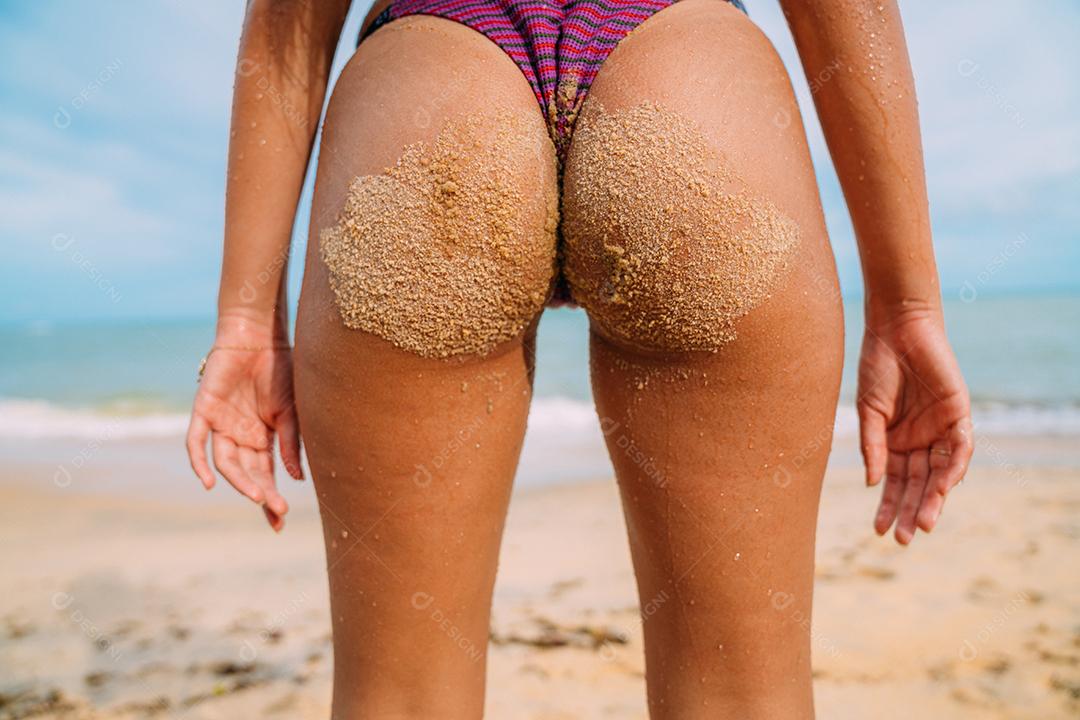 Mulheres latinas de bunda sexy com bela forma na praia