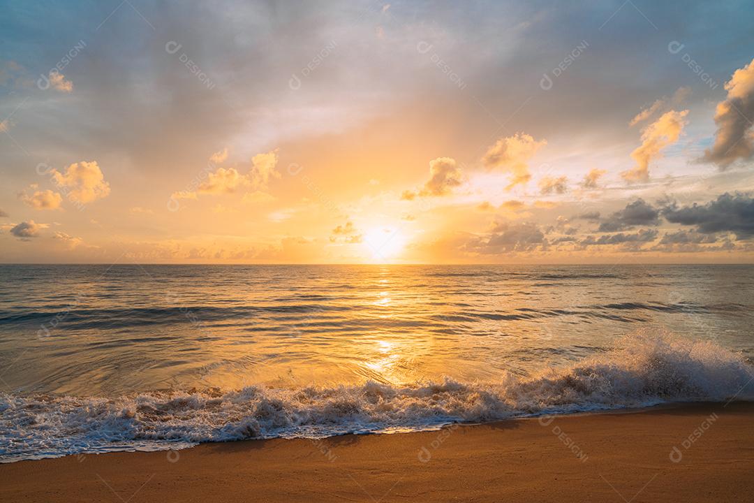 Calmante verão natural fundo azul marinho. Mar e céu